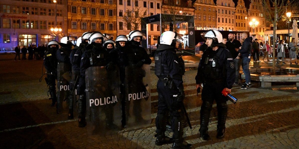 Krv na ulicama Vroclava: Opšta tuča huligana Betisa i Čelsija pred finale LK (VIDEO)