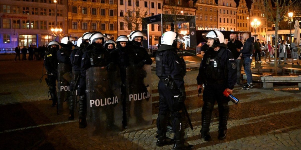 Krv na ulicama Vroclava: Opšta tuča huligana Betisa i Čelsija pred finale LK (VIDEO)