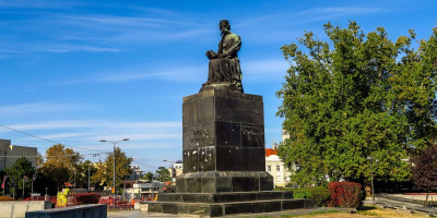 Spomenik Vuku Karadžiću delo je vajara Đorđa Jovanovića. Napravljen je 1932. godine, a mesto njegove stalne postavke lako je moglo da bude na sasvim drugom kraju grada Beograda.