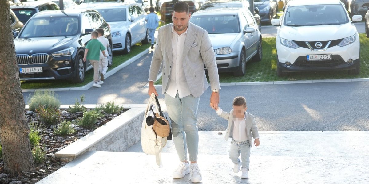 Gledaj tatu, biraj sina -pevač i njegov naslednik se obukli isto od glave do pete (FOTO)