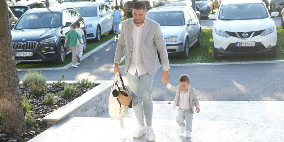 Gledaj tatu, biraj sina -pevač i njegov naslednik se obukli isto od glave do pete (FOTO)