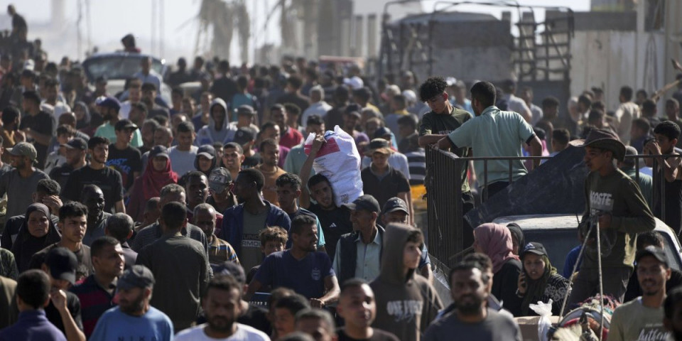 (VIDEO) Helikopteri pucaju, ljudi vrište i grabe hranu: Neviđen haos u Pojasu Gaze, gladni Palestinci više nemaju kud