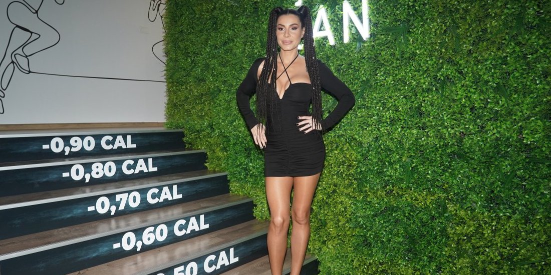 Muška ruka prekrila međunožje: Pevačica se utegla u providnu haljinu, grudi na izvol'te (FOTO)