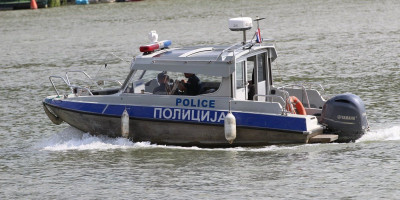 U Sremskoj Mitrovici u reci Savi, danas oko 16 časova pronađeno je telo ženske osoba, starosti oko 40 godina.