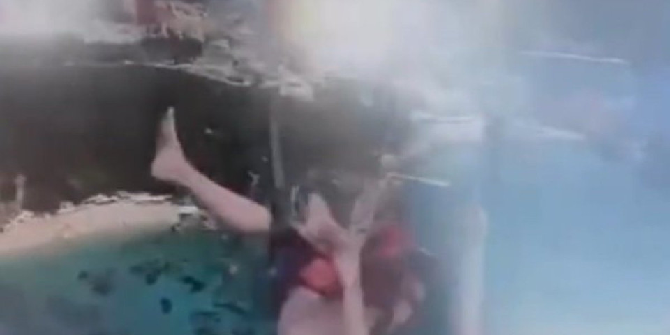 (UZNEMIRUJUĆE) Užasan snimak pogibije: Kamere zabaležile pad Novosađanke u Budvi