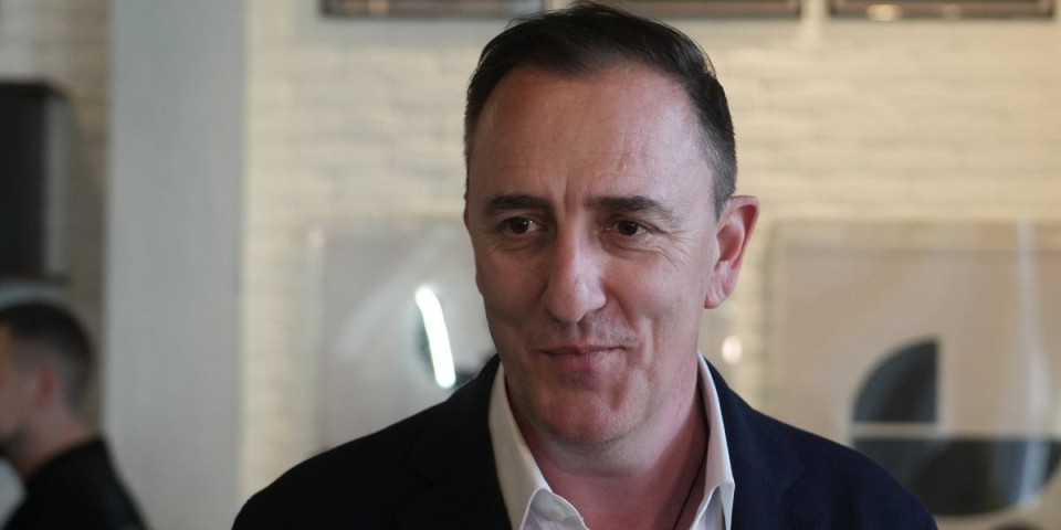 Sergej Ćetković podelio fotografiju sa usvojenim ćerkama: Sve pršti od ljubavi