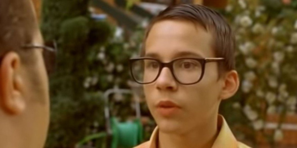 Sećate se štrebera iz "Mi nismo anđeli 2"? Evo kako danas izgleda i čime se bavi (FOTO)