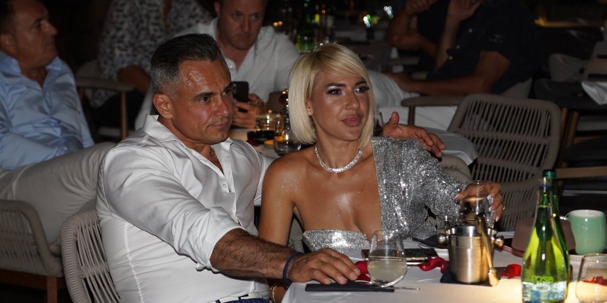 Uzavrela strast: Sve pršti između Jovane Jeremić i Dragana Stankovića, on ne skida pogled sa nje (VIDEO)
