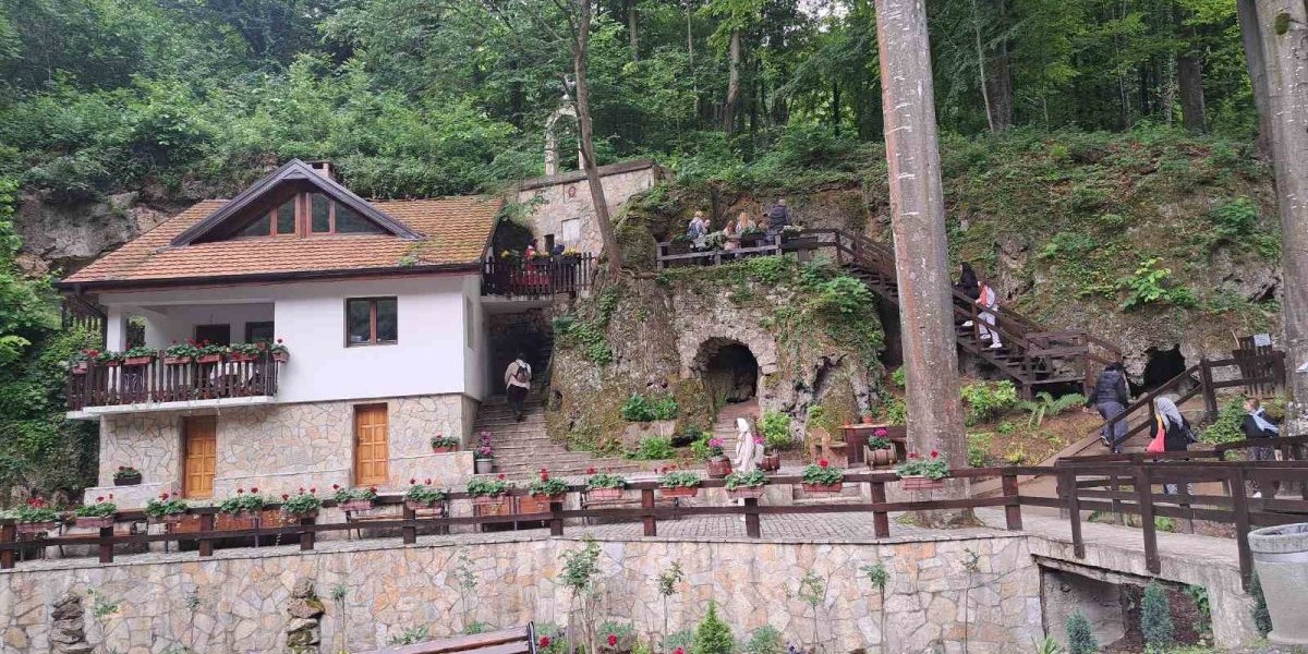 Vernici dane broje, očekuju novo čudo! Hiljade posetilaca manastira Tumane svake godine svedoče o tome (VIDEO)