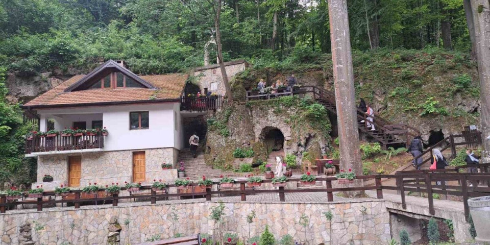Vernici dane broje, očekuju novo čudo! Hiljade posetilaca manastira Tumane svake godine svedoče o tome (VIDEO)