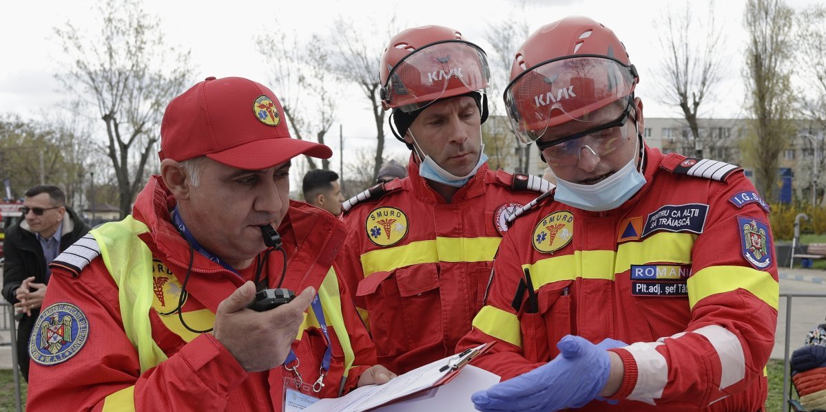 Poplave pogodile Rumuniju, situacija alarmantna - bujica nosi most, ljude evakuišu bagerima (FOTO/VIDEO)