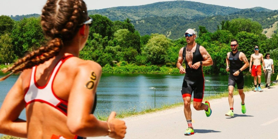 Triatlonci u borbi za zlato na Srebrnom jezeru