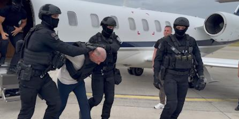 Spektakularni snimak filmskog izručenja Zvicerovih saradnika: Sve vrvi od specijalaca sa dugim cevima (FOTO/VIDEO)