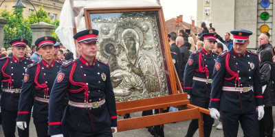Spasovdanska litija koja je večeras krenula od Vaznesenjske crkve ka Hramu Svetog Save na Vračaru, stigla je do trga Slavija gde je održana molitva.