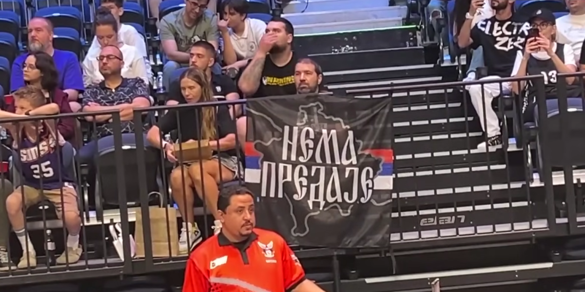 "Grobari" ne daju Kosmet: Navijači Partizana razvili zastavu i poslali poruku svima (VIDEO)