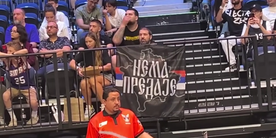 "Grobari" ne daju Kosmet: Navijači Partizana razvili zastavu i poslali poruku svima (VIDEO)