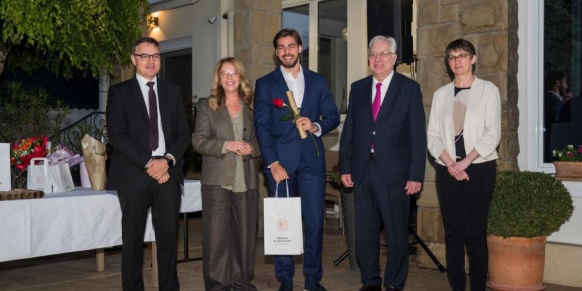 Sad je jasno ko stoji iza obojene revolucije! "Roleks student" ide u Berlin usred blokade - ambasadorka nagradila svoje pulene! (FOTO)