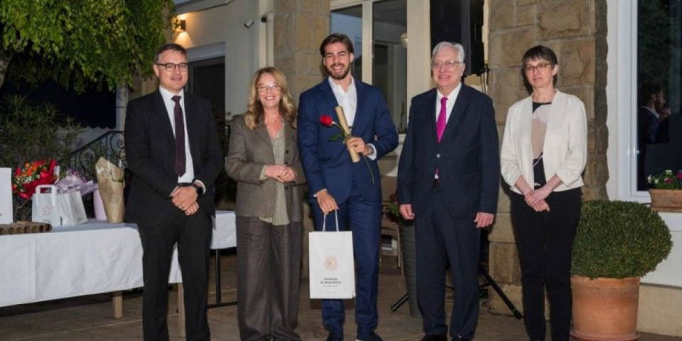 Sad je jasno ko stoji iza obojene revolucije! "Roleks student" ide u Berlin usred blokade - ambasadorka nagradila svoje pulene! (FOTO)