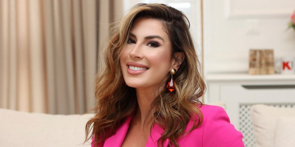 I mi Pamelu za trku imamo - Voditeljka pozira u stilu Čuvara plaže, raskošne obline dižu temperaturu (FOTO)