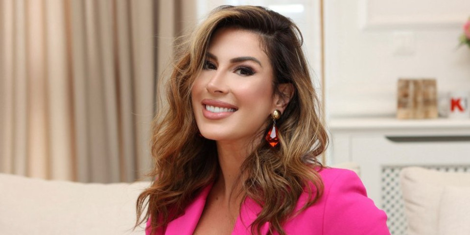 I mi Pamelu za trku imamo - Voditeljka pozira u stilu Čuvara plaže, raskošne obline dižu temperaturu (FOTO)