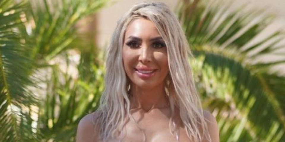 Grudi umalo ispale, tange se uvukle u džinovsku zadnjicu - Rijaliti zvezda zapalila mreže (FOTO)