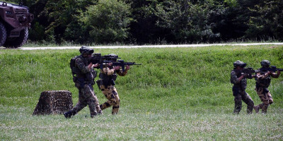 Predsednik Srbije Aleksandar Vučić gostujući u emisiji "Novo jutro" na TV Pink istakao je da je Slovenija nedvosmisleno otkrila da se formiraju osovine protiv Srbije zbog situacije u BiH i na KiM.