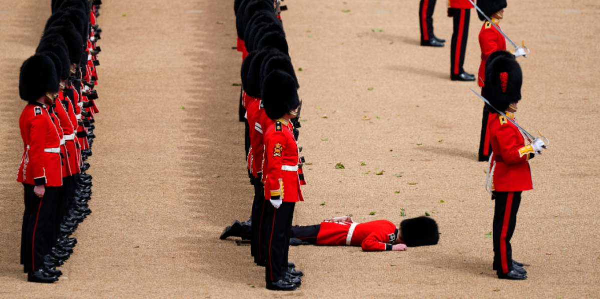 Šta mu se desilo, kraljevski gardista pao kao pokošen tokom parade u Londonu: Šok na generalnoj probi u čast kralja Čarlsa