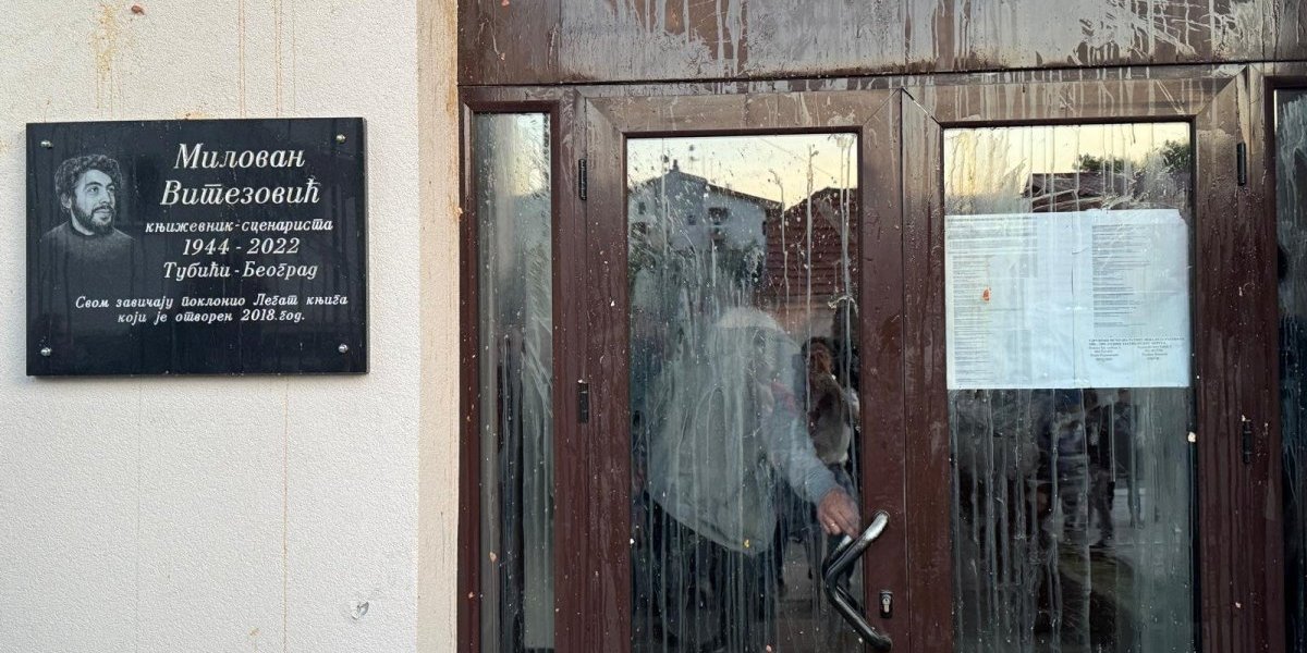 Pokazali šta nude Kosjeriću: Opozicionari oštetili automobile, gađali Dom kulture kamenicama, oštetili legat Milovana Vitezovića... (FOTO)