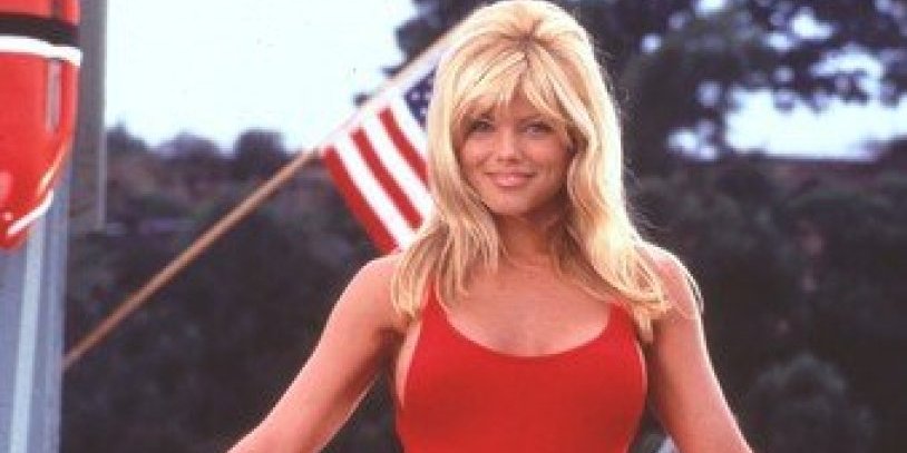 (FOTO) Vatreno izdanje glumice "Čuvara plaže": Ponovo obukla čuveni crveni kupaći, pa zapalila mreže