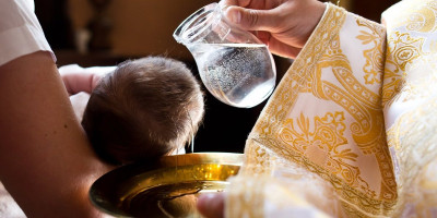 Veroučitelj Aleksandar Đurđević, otkrio je da se krštenja u crkvi na Ostrogu ne zakazuju i ne naplaćuje, već je potrebno doći pola sata ranije kako bi se uneli podaci u knjige.