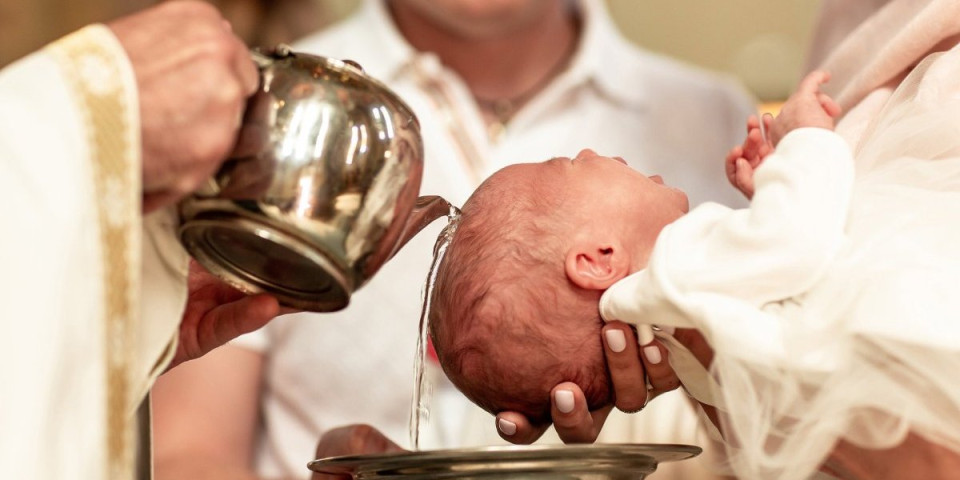 Ovo morate da znate ako krstite dete: Evo ko kupuje sveću, a ko daruje