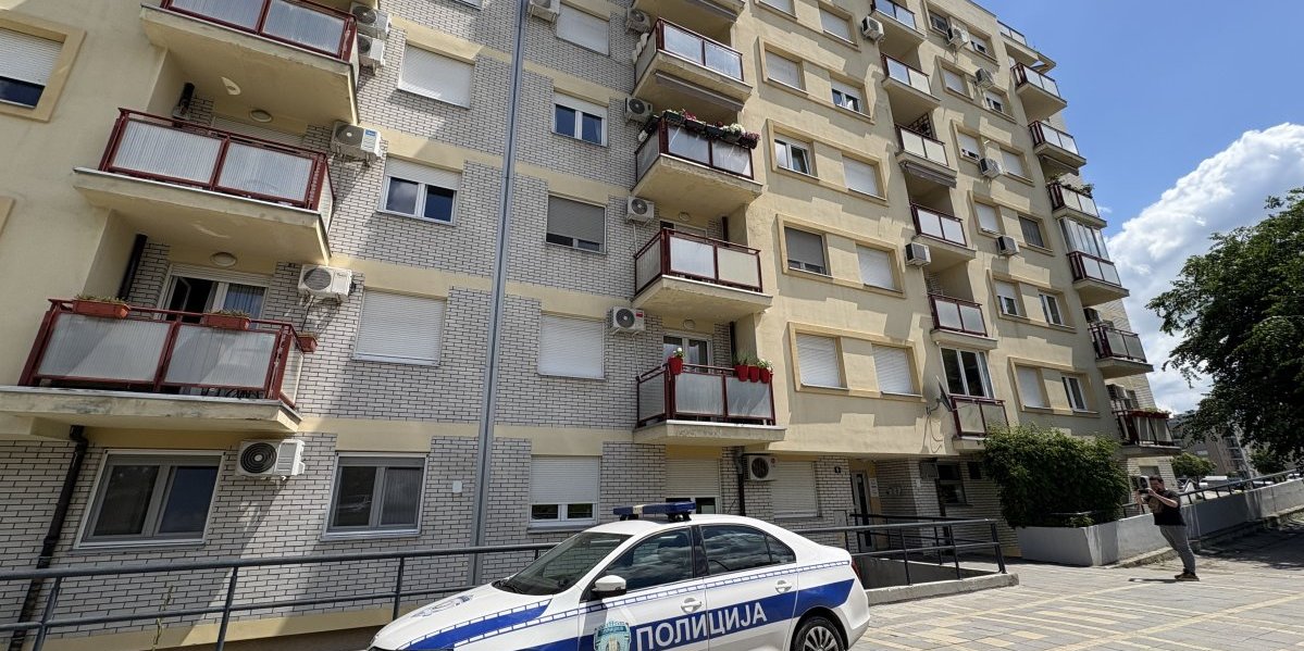 Policija ispred zgrade 