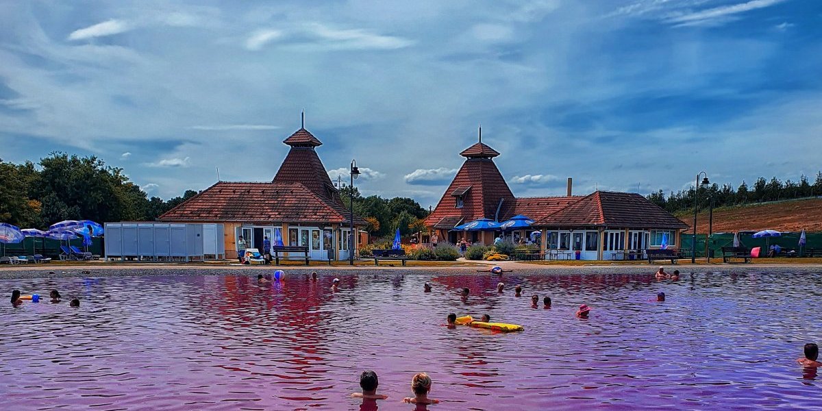 Turisti poludeli za roze srpskim "morem" - Cena smeštaja će vas oboriti s nogu