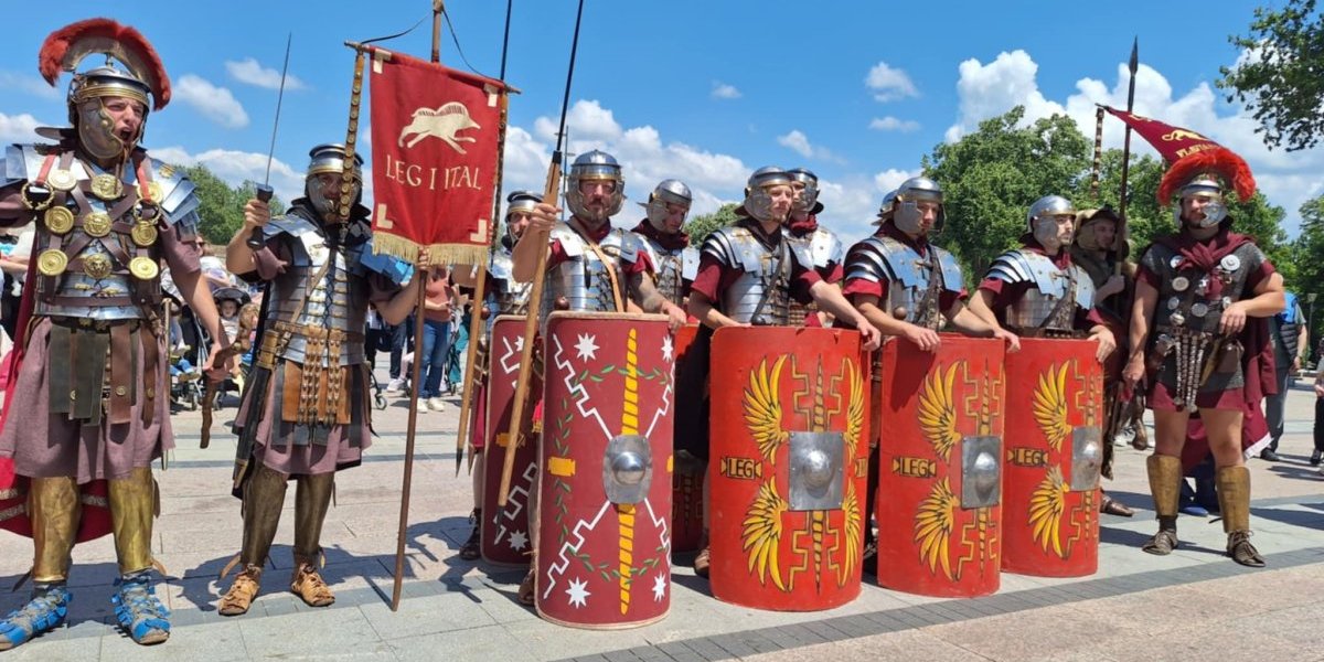 Nećete verovati kako izgleda figurica komičara iz Rima: Uhvatio se za zadnjicu i krenuo da...