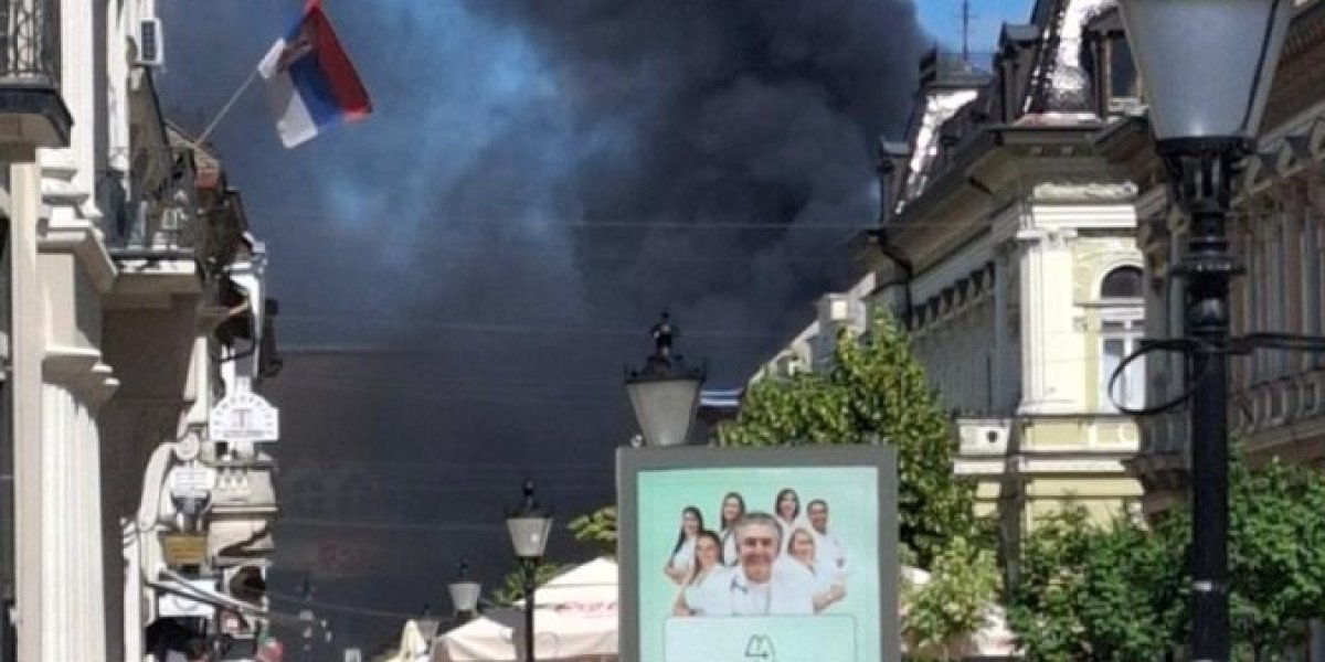 Zapalio se automobil u kom je bila majka sa dve devojčice: Jeziv požar u centru Subotice, izgorela i susedna vozila (FOTO/VIDEO)