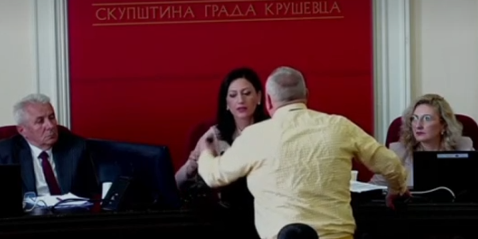 Divljačko ponašanje opozicije u Kruševcu: Milivojević napao predsednicu Skupštine, hvatali se za međunožje i pušili u sali (VIDEO)