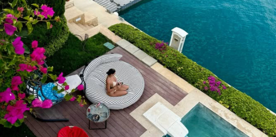 Stisnula petice, tračice pred pucanjem: Pevačica osunčala bujno poprsje (FOTO)