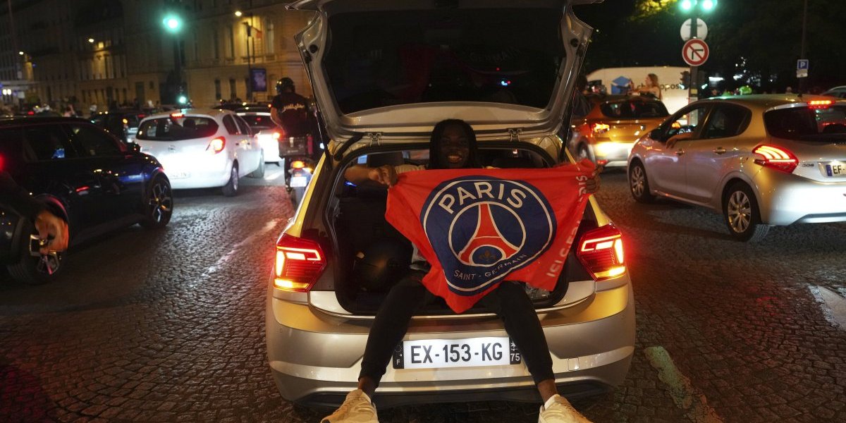 Vatrena proslava Lige šampiona: Haos na ulicama Pariza - Policajci ne mogu da obuzdaju masu (VIDEO)