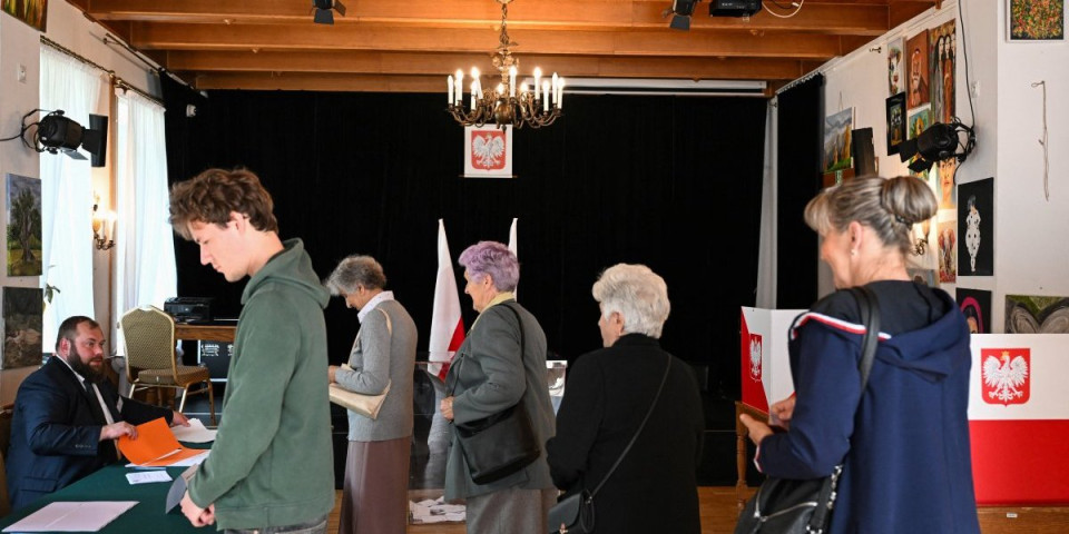 Poljska danas bira predsednika: Gradonačelnik Varšave i opozicioni kandidat u tesnoj trci - ovo su njihove političke agende