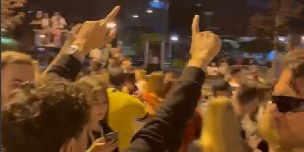 Žurka, đuskanje i pivo: Ovako blokaderi obeležavaju sedam meseci od tragedije u Novom Sadu (VIDEO)