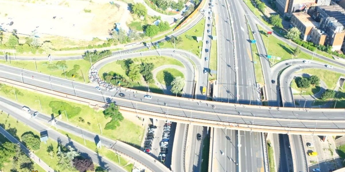 PUKLE BLOKADE - Grupica zgubidana pokušala da blokira Brankov most, evo kako su prošli (FOTO/VIDEO)