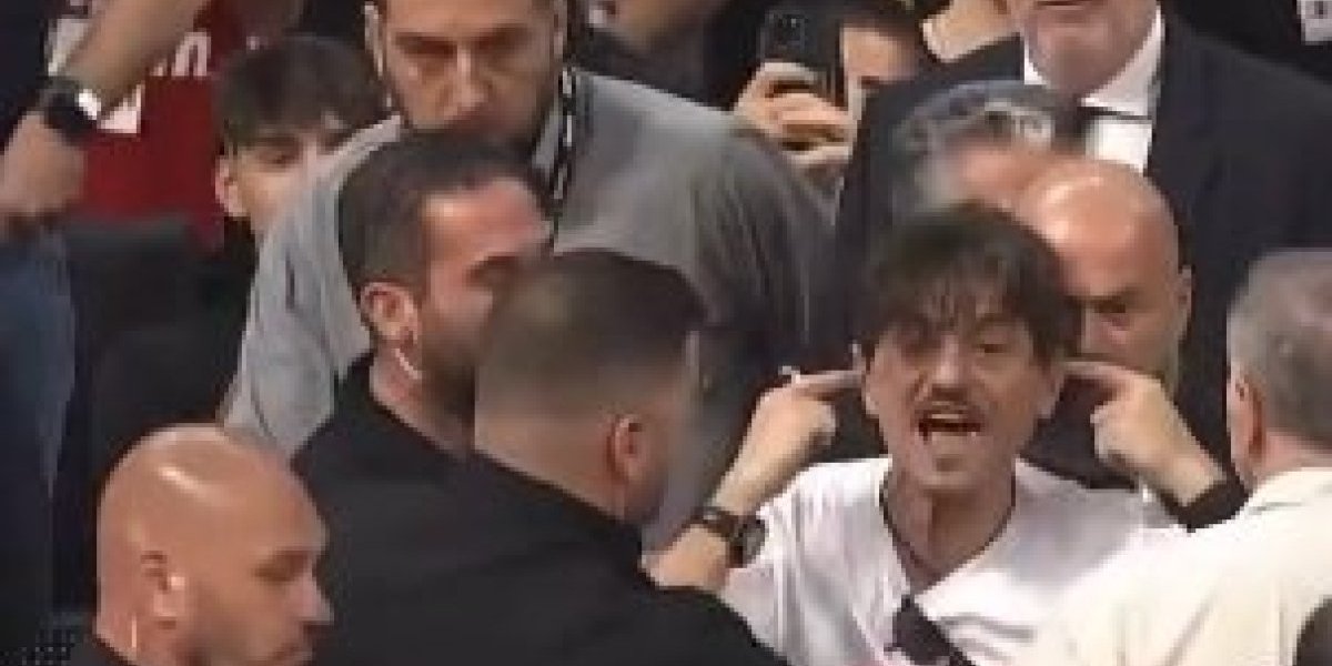 Lud, luđi, Janakopulos: Vlasnik Panate izbačen iz Olimpijakosove hale, haos u grčkom derbiju (VIDEO)