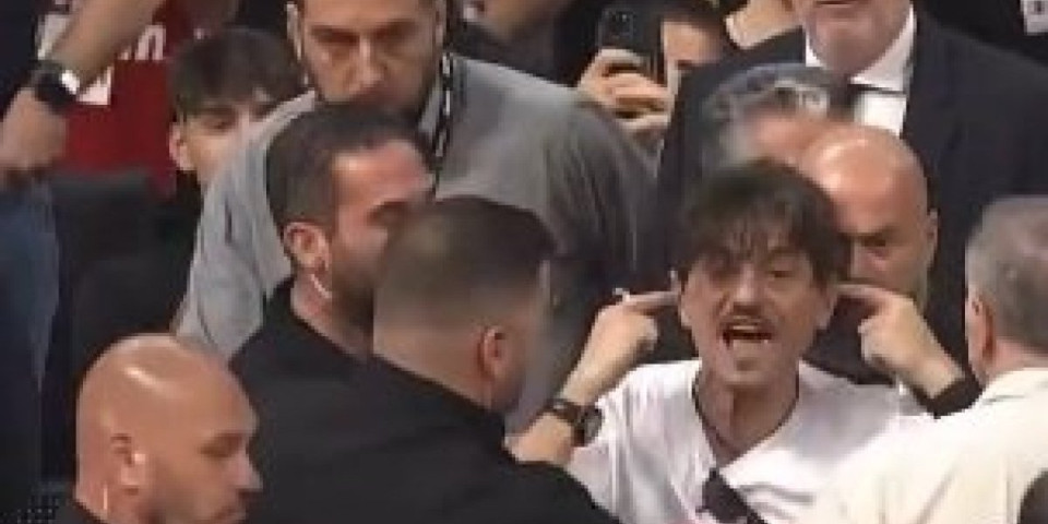 Lud, luđi, Janakopulos: Vlasnik Panate izbačen iz Olimpijakosove hale, haos u grčkom derbiju (VIDEO)