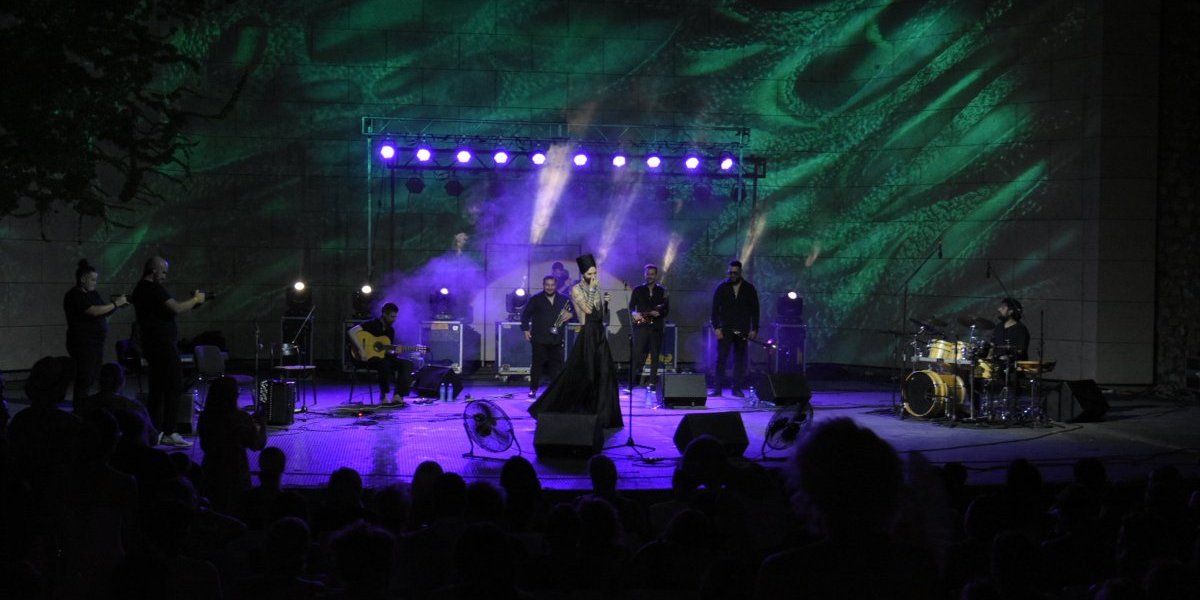 Poznatom pevaču zadnjica progutala tanga bikini, pljušte negativni komentari (FOTO)