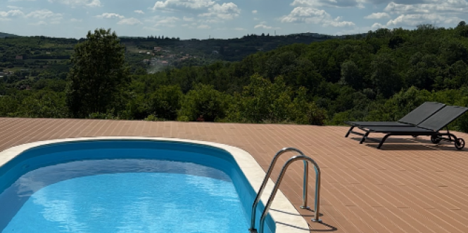 Pevačica otvorila vrata vile na Kosmaju: Bazen, ležaljke i pogled od milion dolara (FOTO)