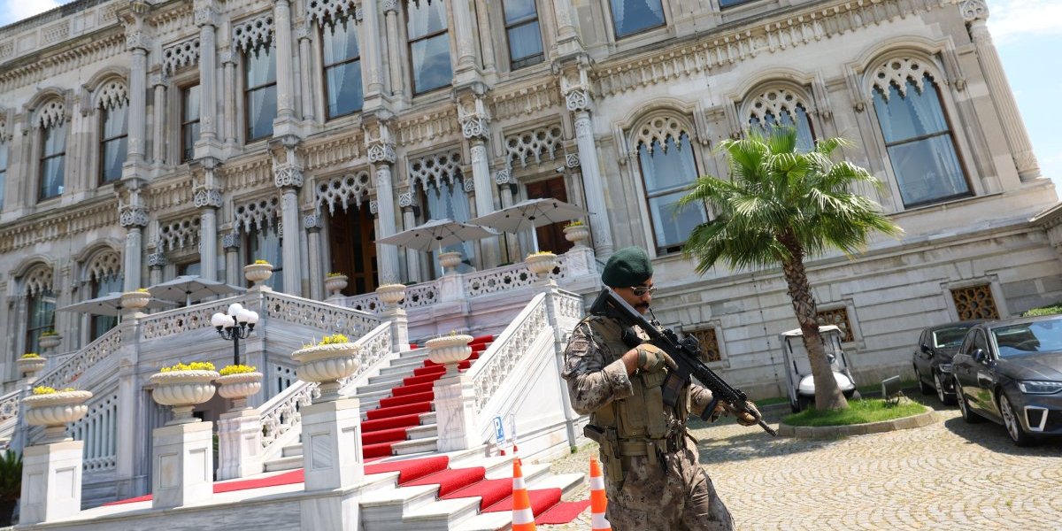 Čak je i Rada šokirana, ukrajinski "mirotvorac" sa SS oznakama na sastanku u Istanbulu: Rusi im ukrali im NATO oklopnjak (FOTO/VIDEO)