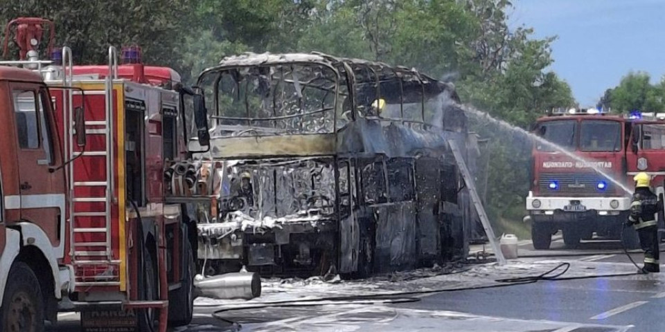 Zapalio se autobus pun dece: Horor kod Boljevca (FOTO/VIDEO)