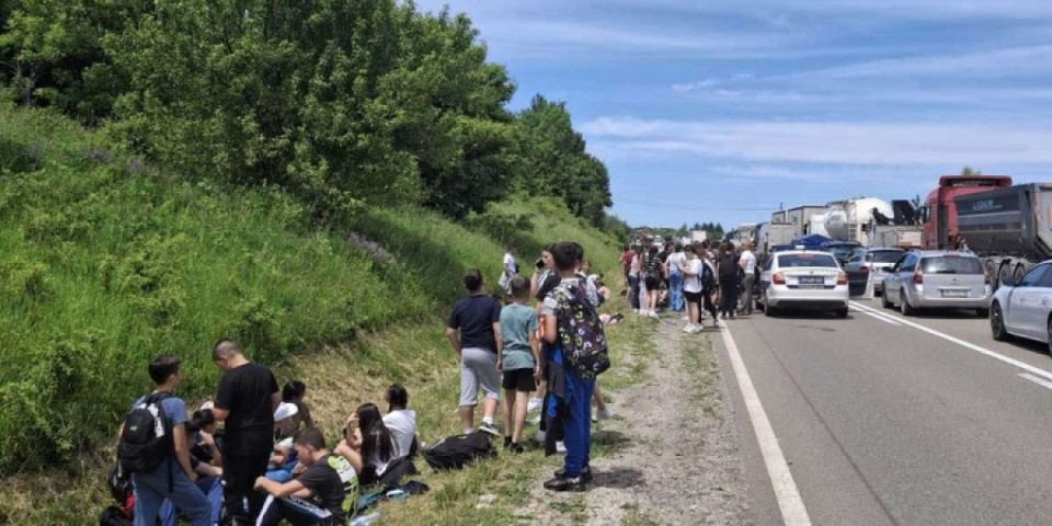 Autobus pun učenika izgoreo zbog pakni?! Oglasili se iz turističke agencije nakon drame kod Boljevca