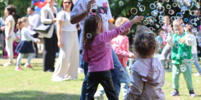 Hemofarm, farmaceutski lider u zemlji i regionu, obeležio je 65 godina uspešnog rada i kontinuiranog razvoja. Šest i po decenija Hemofarm predano ispunjava svoju osnovnu misiju da brine o zdravlju ljudi, kroz proizvodnju kvalitetnih, efikasnih i dostupnih farmaceutskih proizvoda.