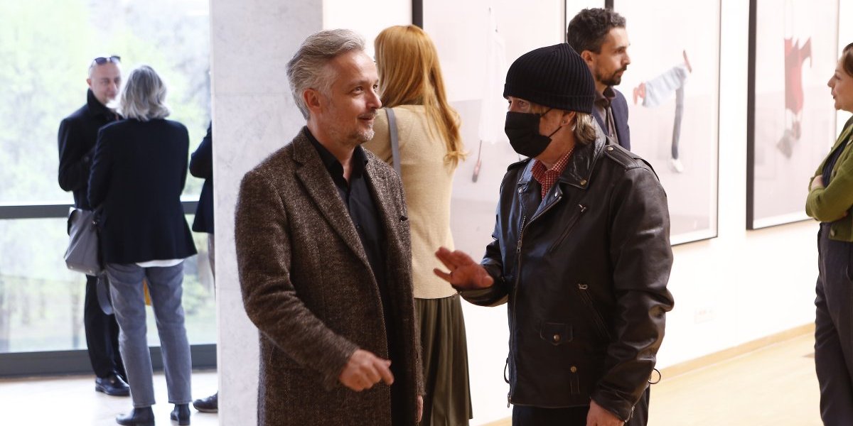 (FOTO) Došao bez gaća, pa mu se otkopčao šlic: Skandal u programu RTS-a